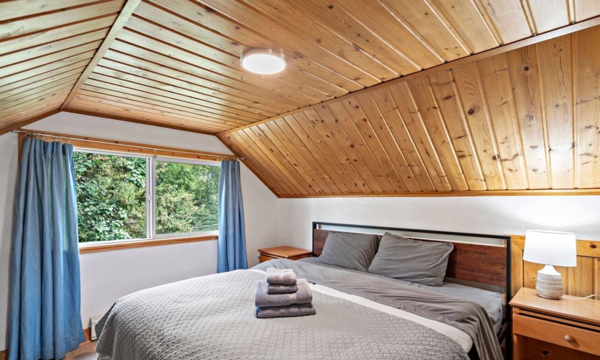 Spenard Apartment | 1 Woodland Attic in 1950`s cabin