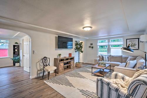 Redmond House | 2-Acre Farmhouse in Redmond w/Deck & Grill!