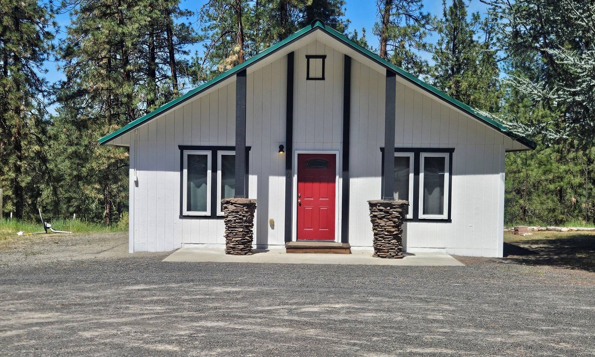 Davenport House | 2-bedroom fully stocked home near Fort Spokane boat launch, park, and beach.
