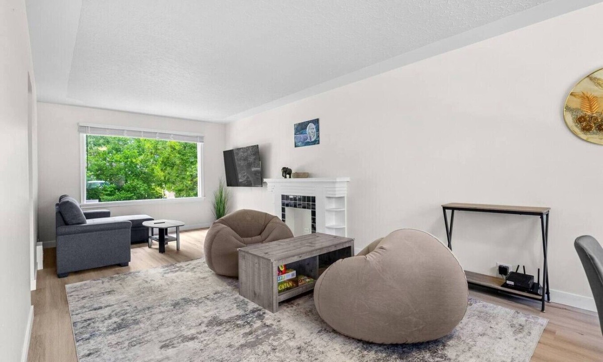 Banff Trail House | 2 Bedroom + Pull out Sofa | Min to UofC