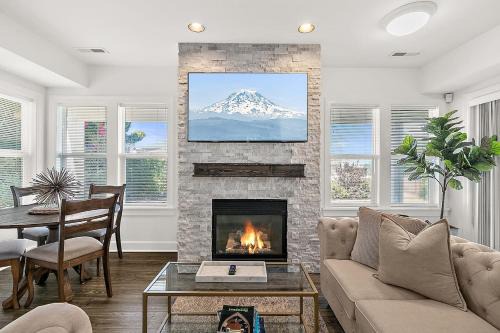Old Town House | 2 King Suites in Old Town, Bay Views, PatioGarage