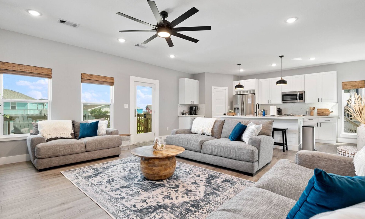 Port Bolivar House | 2-Minute walk to the beach! Dog & Kid Friendly!