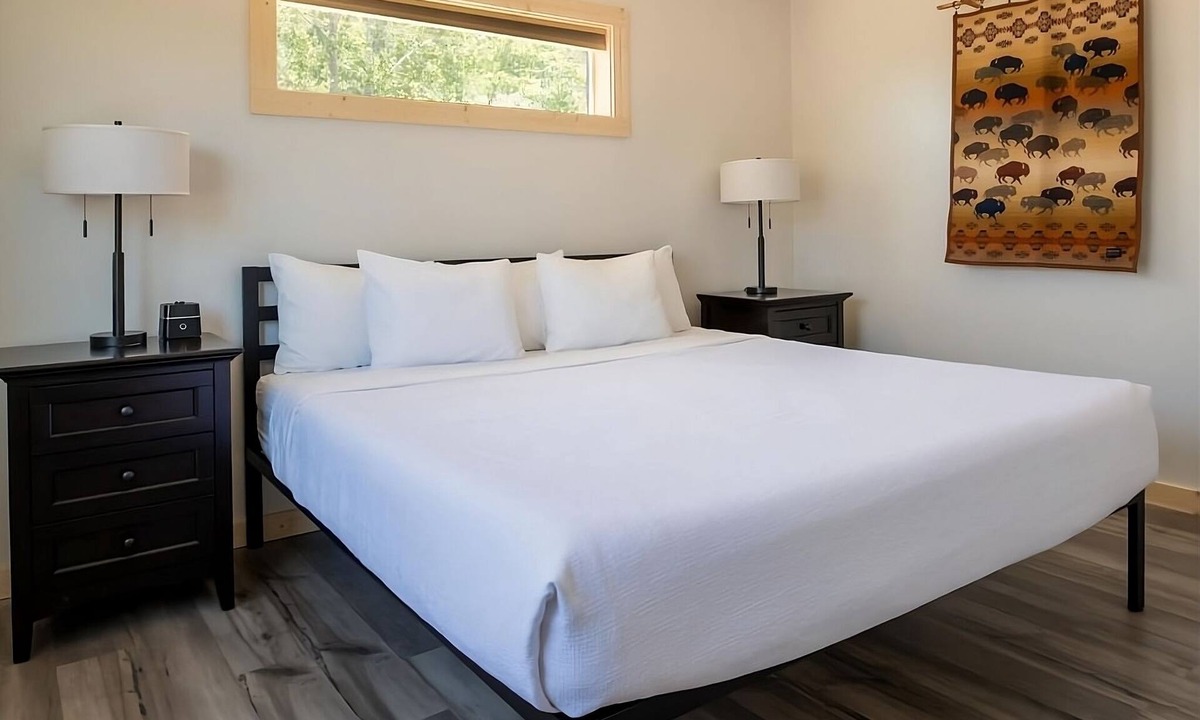 Boardman Hotel | 2 Relaxing Cabins with Kitchens! Outdoor Pool, Pet-friendly and Free Breakfast!