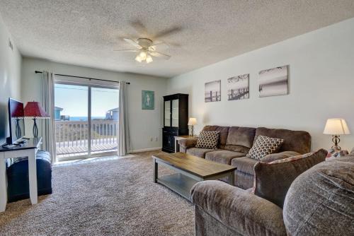 North Topsail Beach Apartment | 237 Seashore Drive - D by Carolina Stays