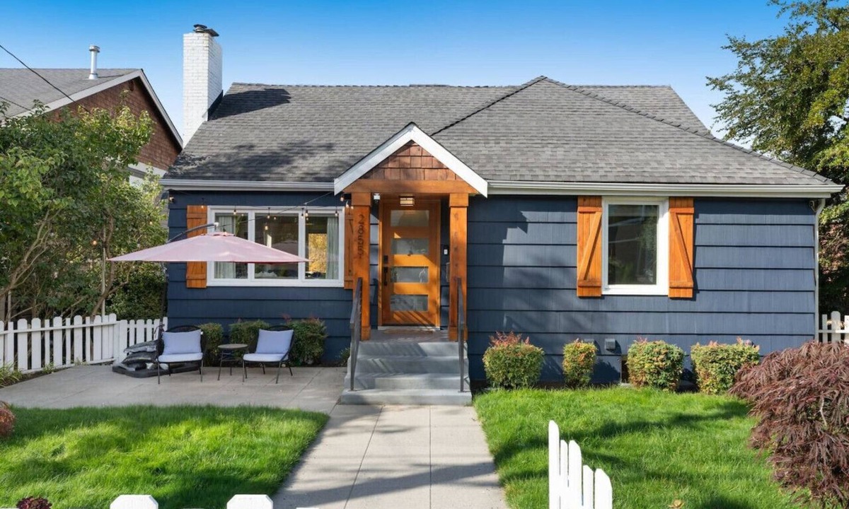 North Queen Anne House | 3 BDRM Luxury Craftsmen | Queen Anne | Family/Pet+