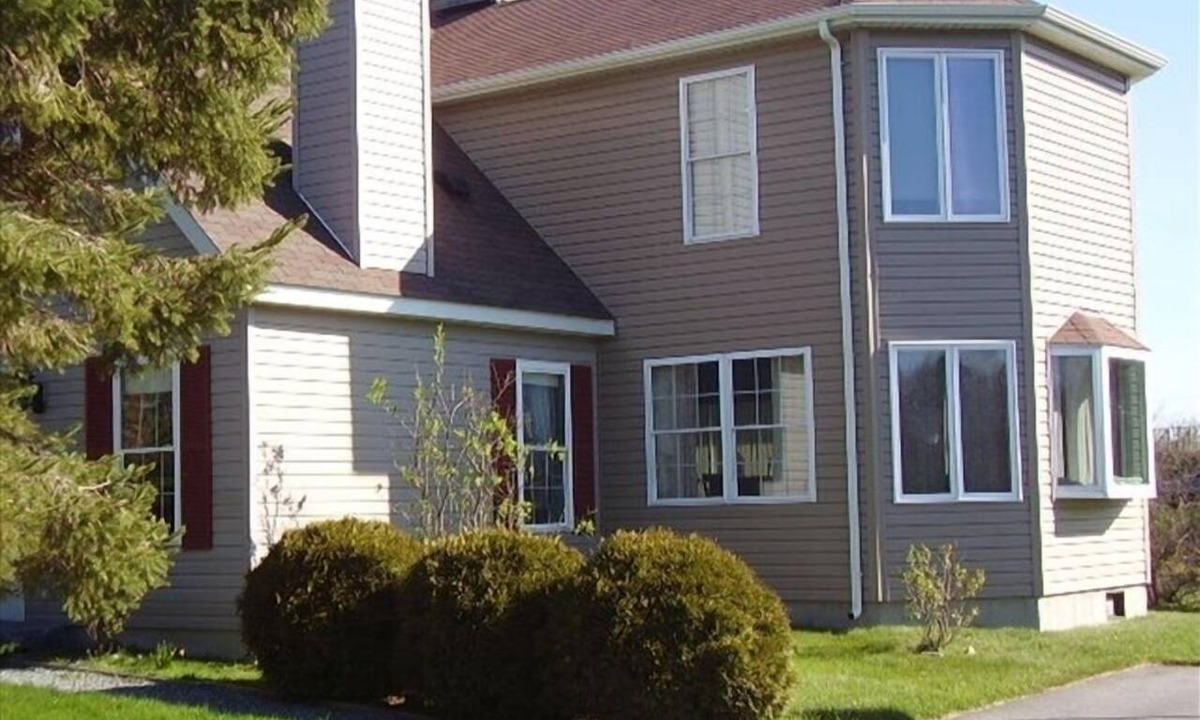 Little Compton House | 3 Bed 2 bath Short Walk to South Shore Beach