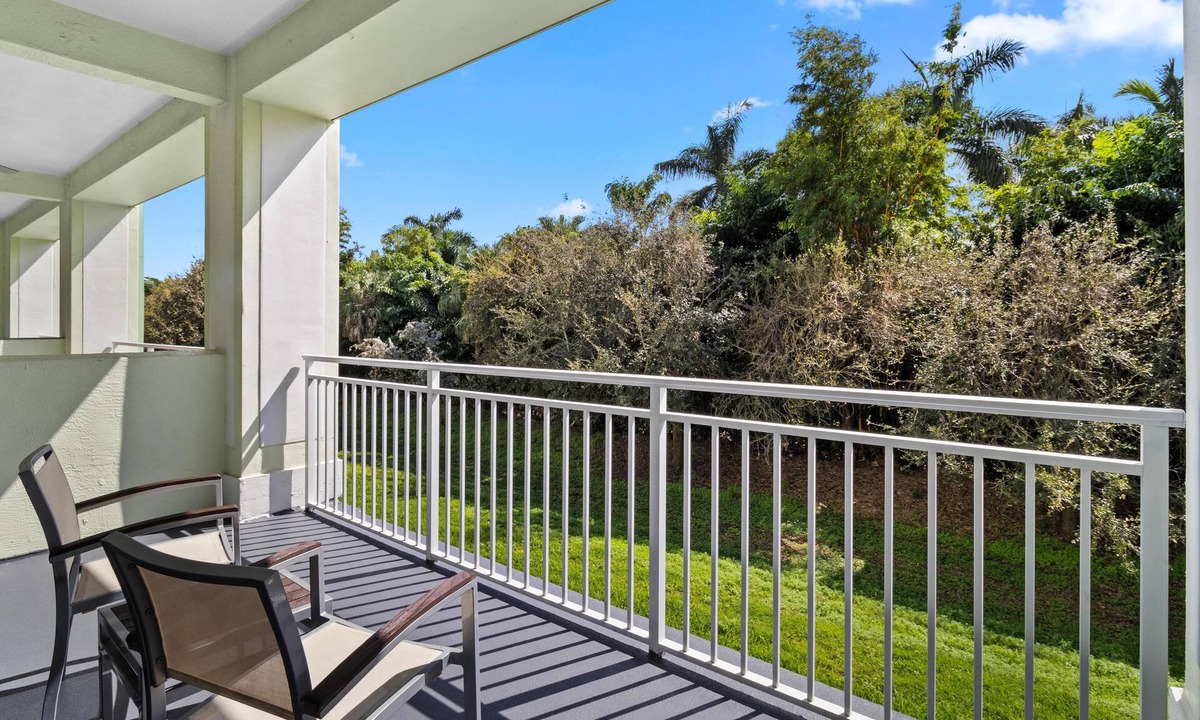 Doral Condo | 3 Bed/4 Bath TONS of Space, Pool, Dining, Bar, Spa