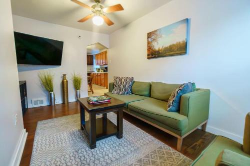 South Side Flats Apartment | 3 BR Southside Pad - Sleeps 8 - Amazing Location