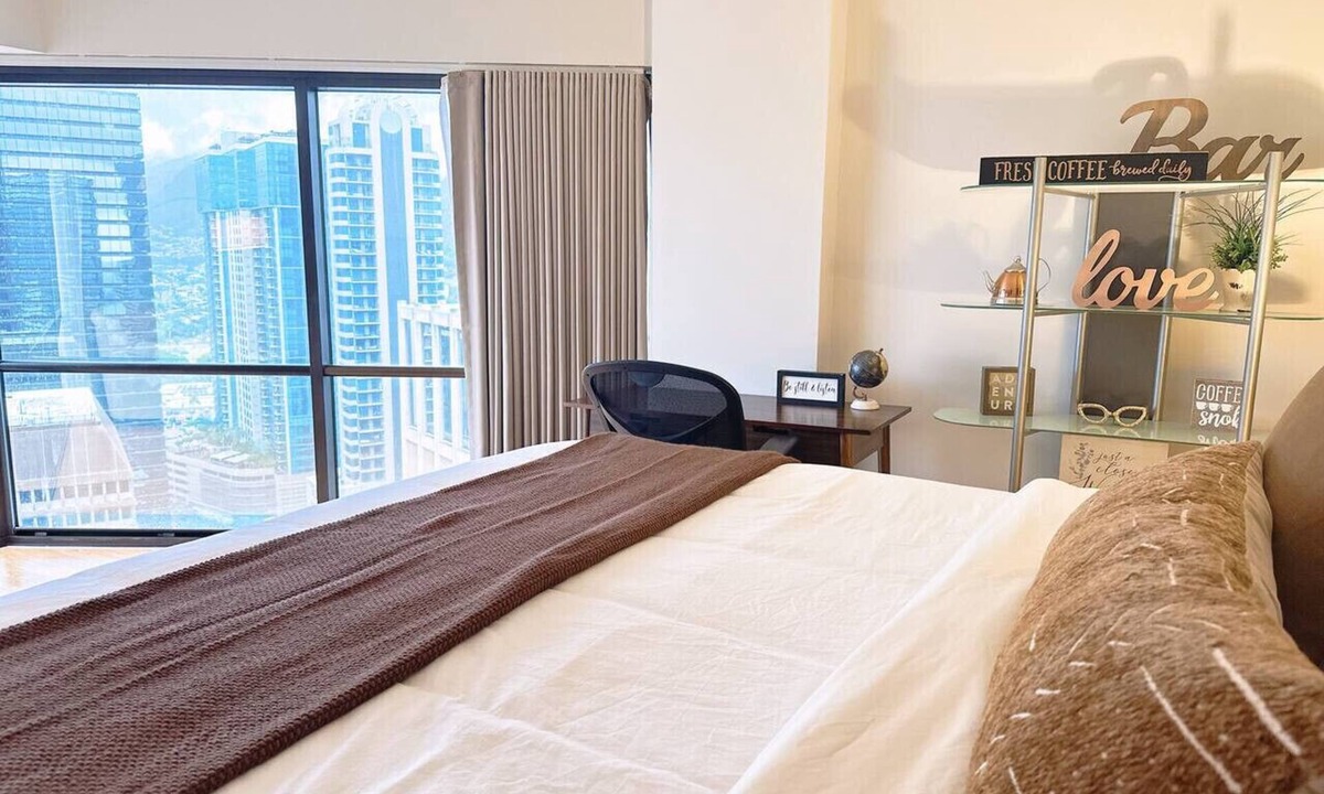 Downtown Honolulu Apartment | 32nd Floor Sky-High Honolulu Hideaway Suite | Free Parking