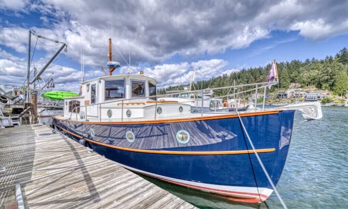 Gig Harbor Boat Rental | 38' Yacht equipped with luxury and kayaks!
