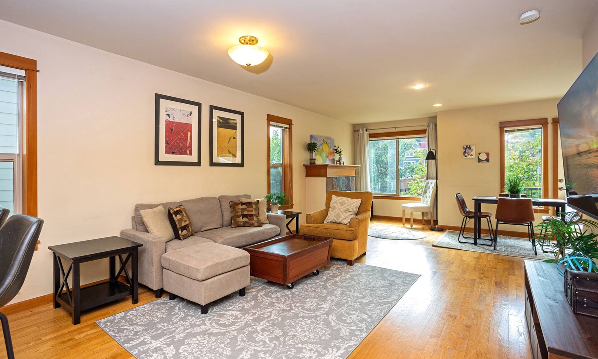Mount Baker House | 3BR & 2.5BA centrally located home with AC, 2 Masters, 4 Smart TVs & fast Wifi