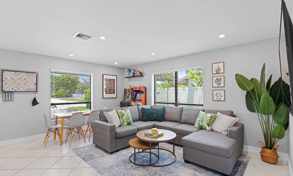 East Boca Raton House | 3BR/2BA - Mile to Beach - Outdoor Games - Arcade - Coffee Bar -Near FAU