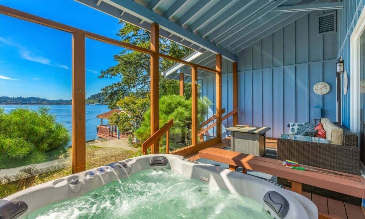 Agate House | 3BR Waterfront Retreat | Firepit | Hot Tub