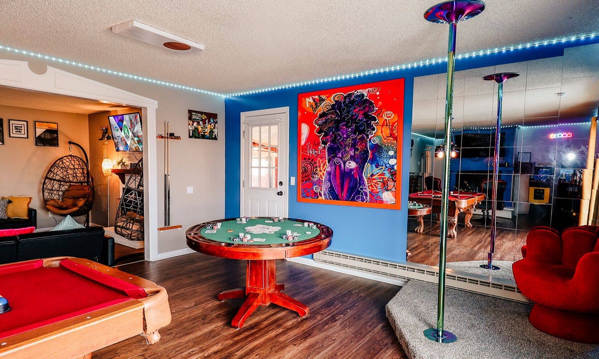 Welby House | 420 HotTub PS5 Arcade Theater PoolTable Sauna Pole