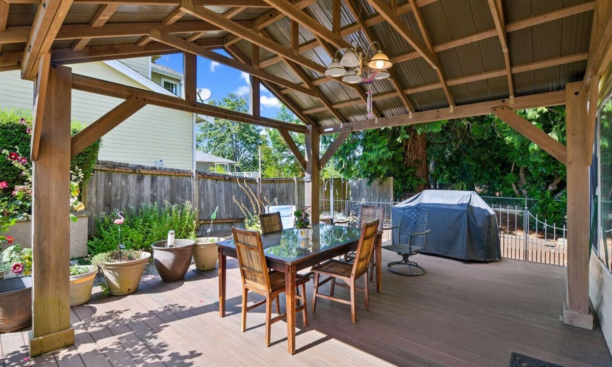SeaTac Cottage | 592 6 Bedrooms Walking Distance to Airport!