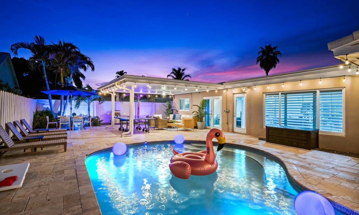 Lighthouse Point Cottage | 6 BR With Heated Pool Close to Beach