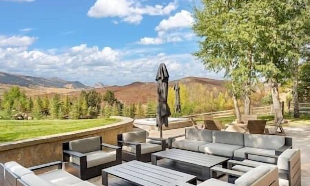 Aspen House | 7/8 Stunning Home, Hot Tub-Gym-Wine Room-FirePit!