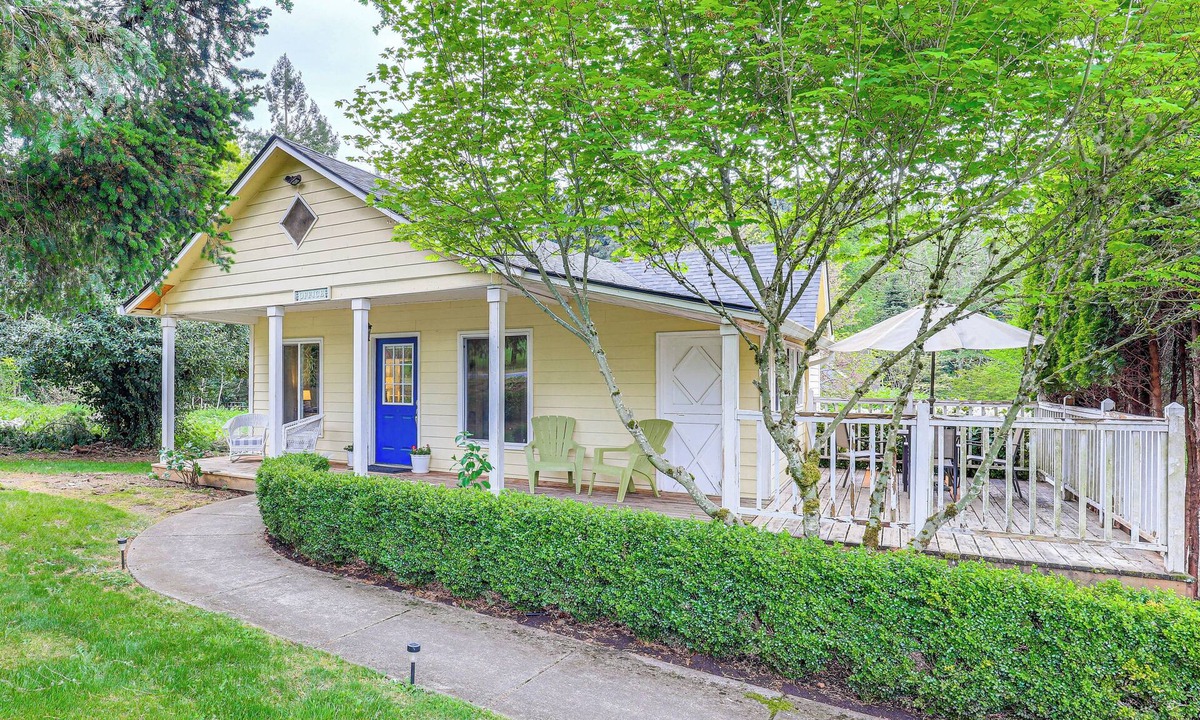 Carver Cottage | 8 Mi to Columbia River Gorge: Cottage w/Deck!