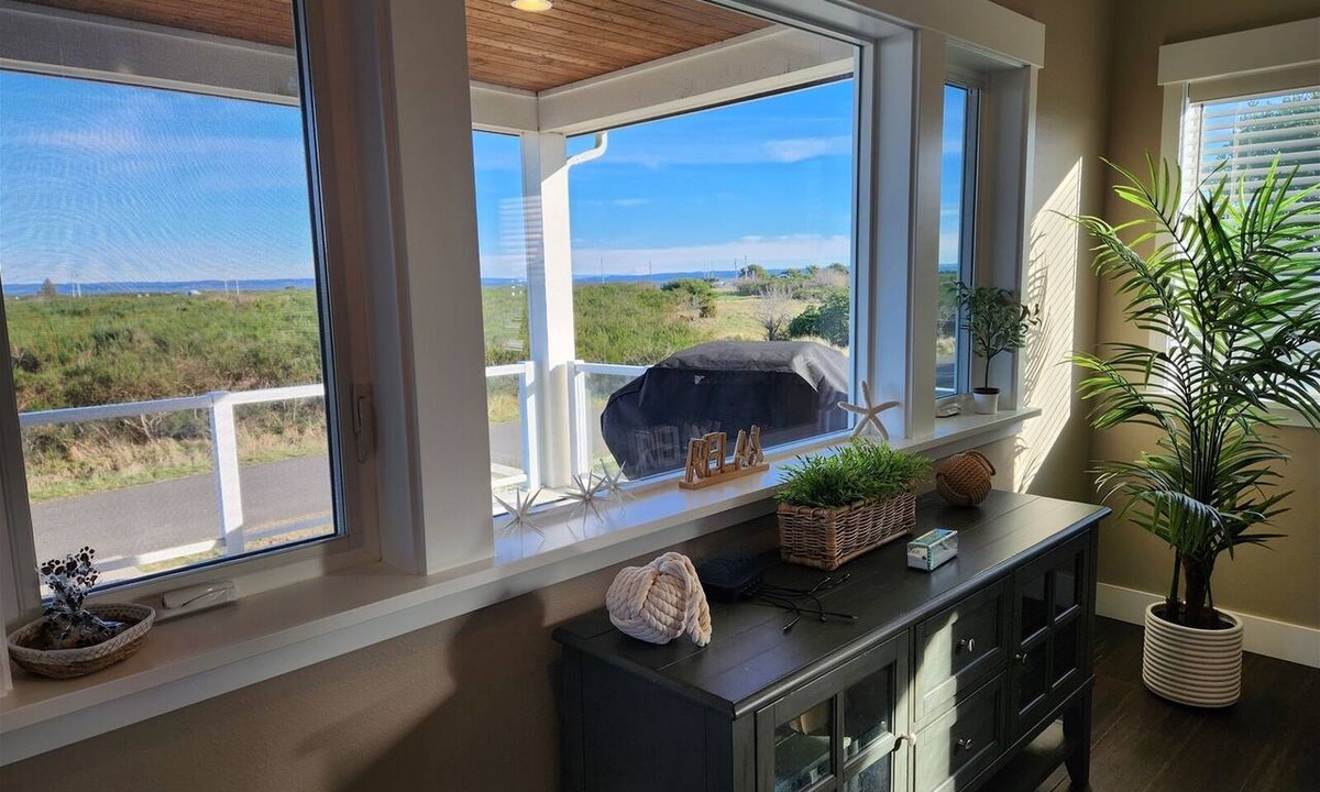 Ocean Shores House | A Beachside Getaway - AKA Bayview Beach House