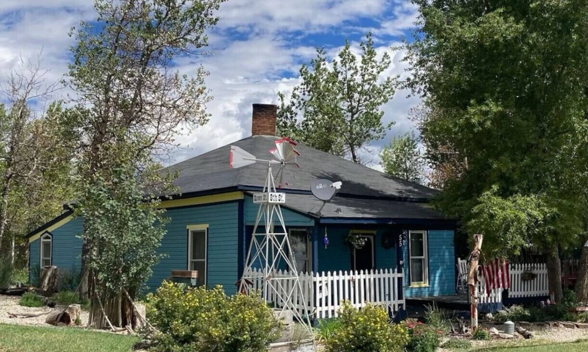 Como House | A Charming Mountain Getaway in Historic Como CO
