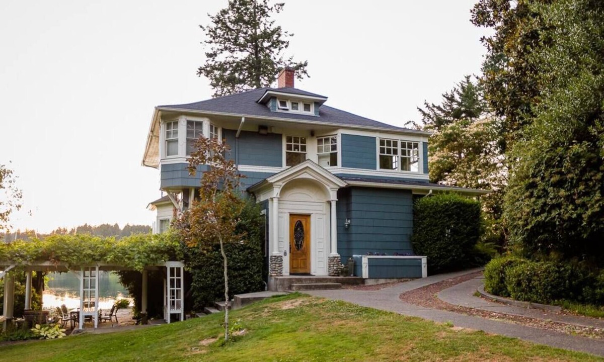 Home House | A historic victorian home with all the trimmings!