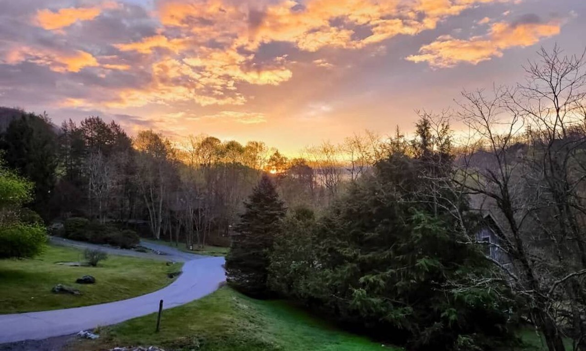 Seven Devils Cabin | A Sunrise Summit - 4BR, 3BA - Hot Tub, Pets