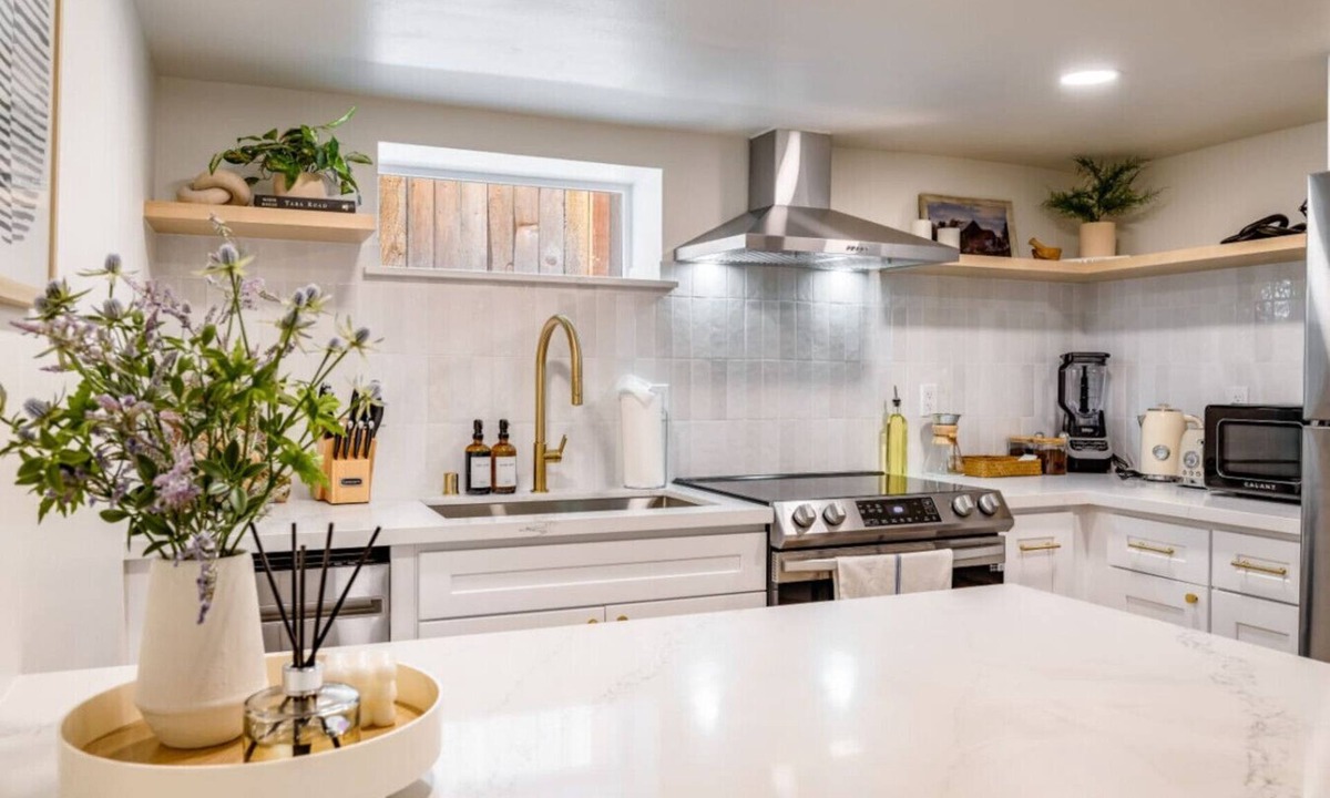 Miller Park House | AC · Walks to Cap Hill · Parking · Newly Renovated