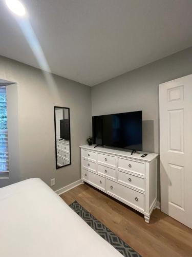 South Central Omaha Apartment | Aksarben Modern 1Bed ground level with parking