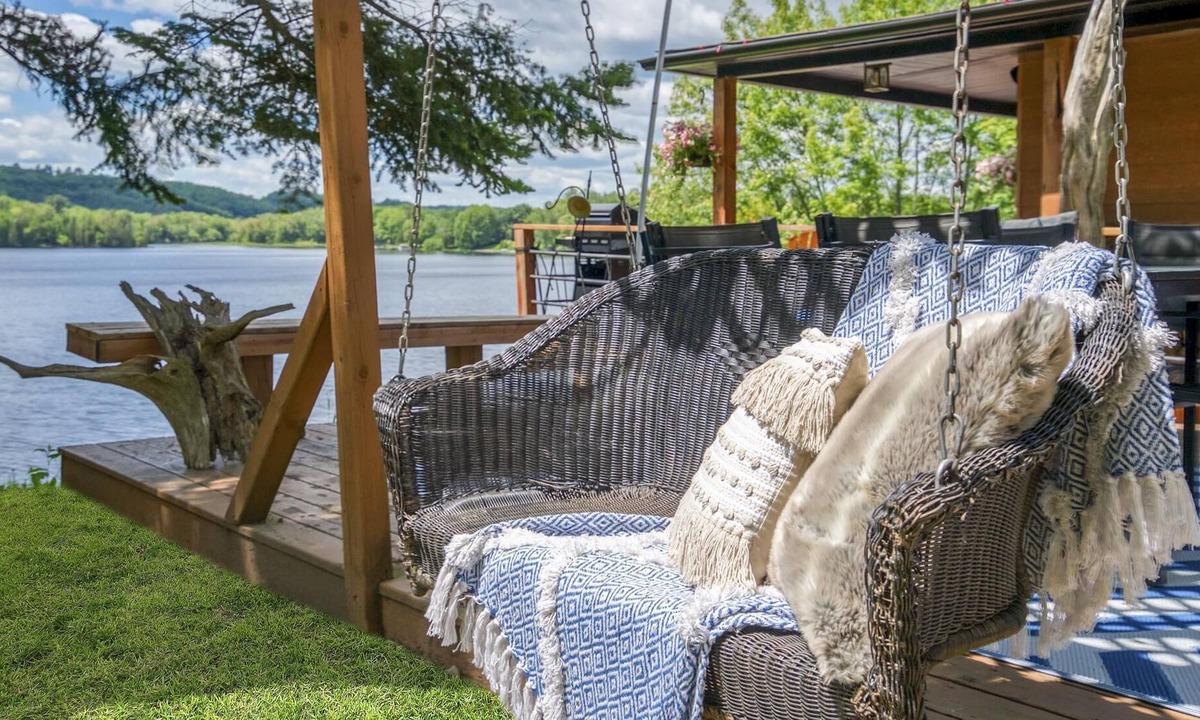 Saint-Andre-Avellin Ski Chalet | All Decked Out: Stunning Hot Tub View