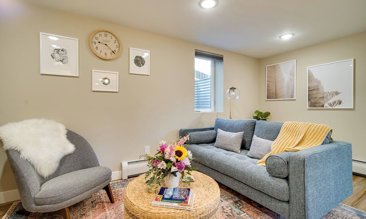 Turnagain Apartment | Alluring Anchorage Apt - Walk to Coastal Trl!