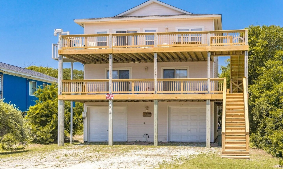 Surf City House | Almost Beachfront - Cozy 2nd Row Home with 4 Bedrooms