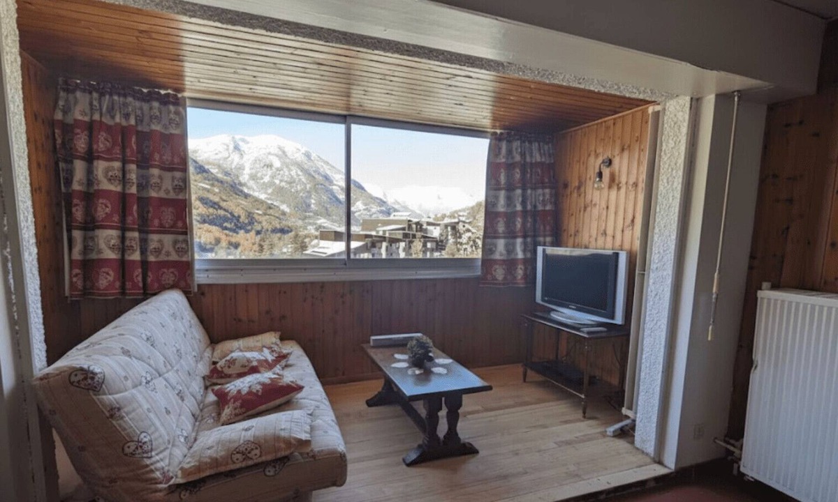 Chantemerle Apartment | Alpine horizon: balcony & panoramic views