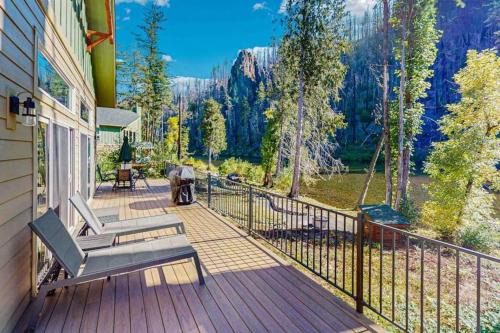 Vida Apartment | Amazing riverfront cabin with views deck firepit & grill - dog-friendly