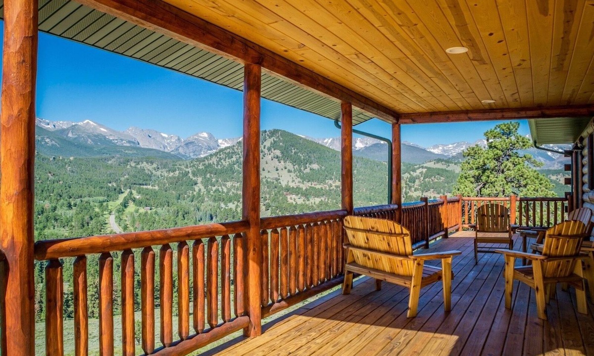 Windcliff Estates House | Armstrong Luxury Log Vacation At Windcliff 4 Bedroom Home by RedAwning