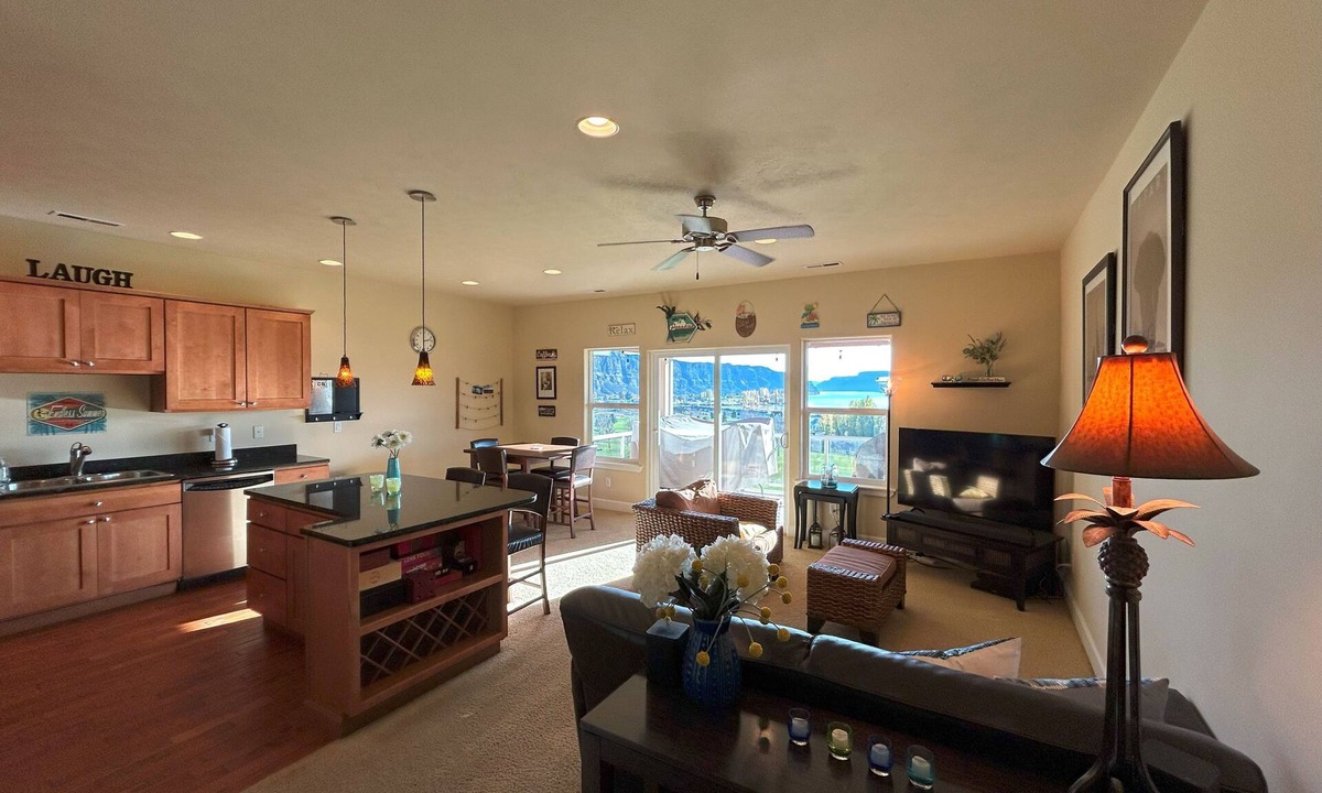 Quincy House | B15-Crescent Bar Condo near Pool/Hot Tub. Golf Course/Columbia River view.