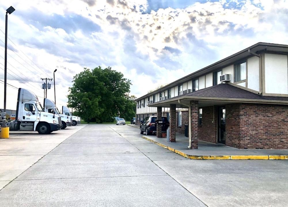 Baxter Springs Hotel | Baxter Inn 4 Less