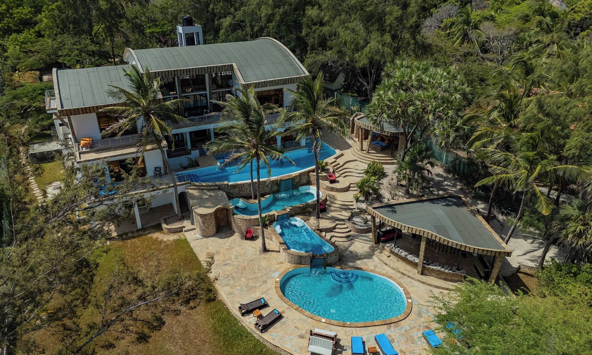 Malindi Marine National Park Villa | Beach front Spacious 8-bedroom villa in enjoyable Malindi with AC, WiFi