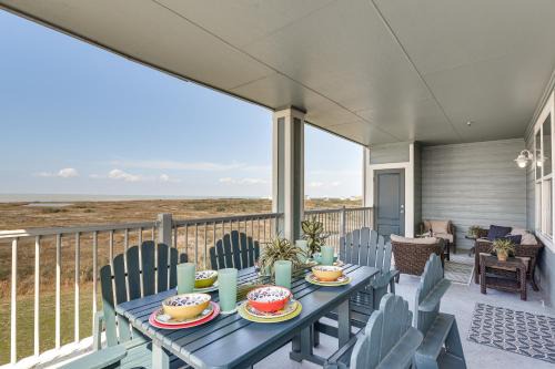 Red Fish Cove House | Beach + Pool Access: Resort Getaway in Galveston!