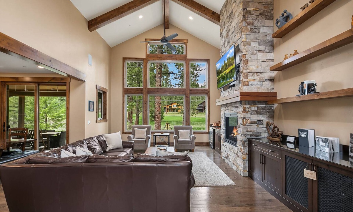 Cle Elum House | Beautiful Golf Course Retreat! Game Room, Hot Tub, Fire Pit, Ping Pong & Wifi