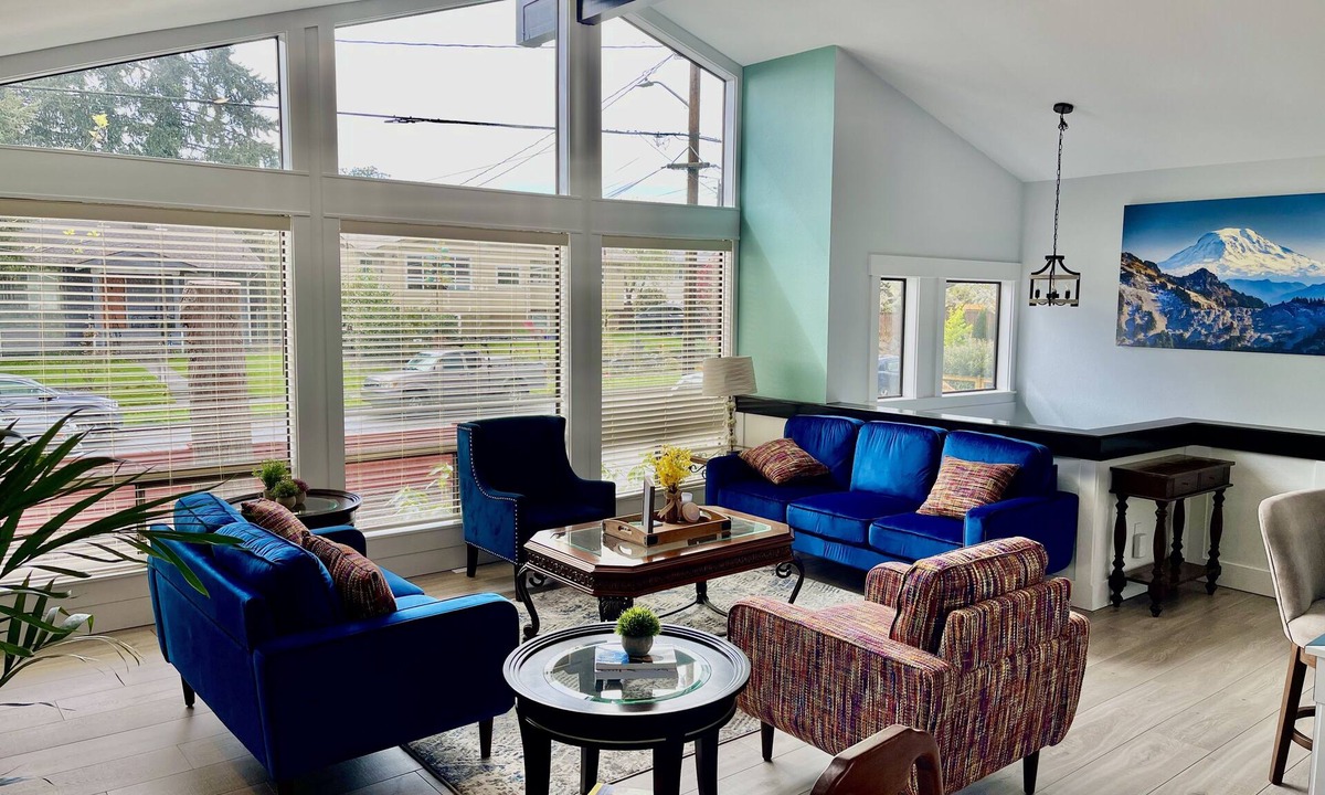 Brighton House | Beautiful relaxing home 4BR/3BA near Light Rail