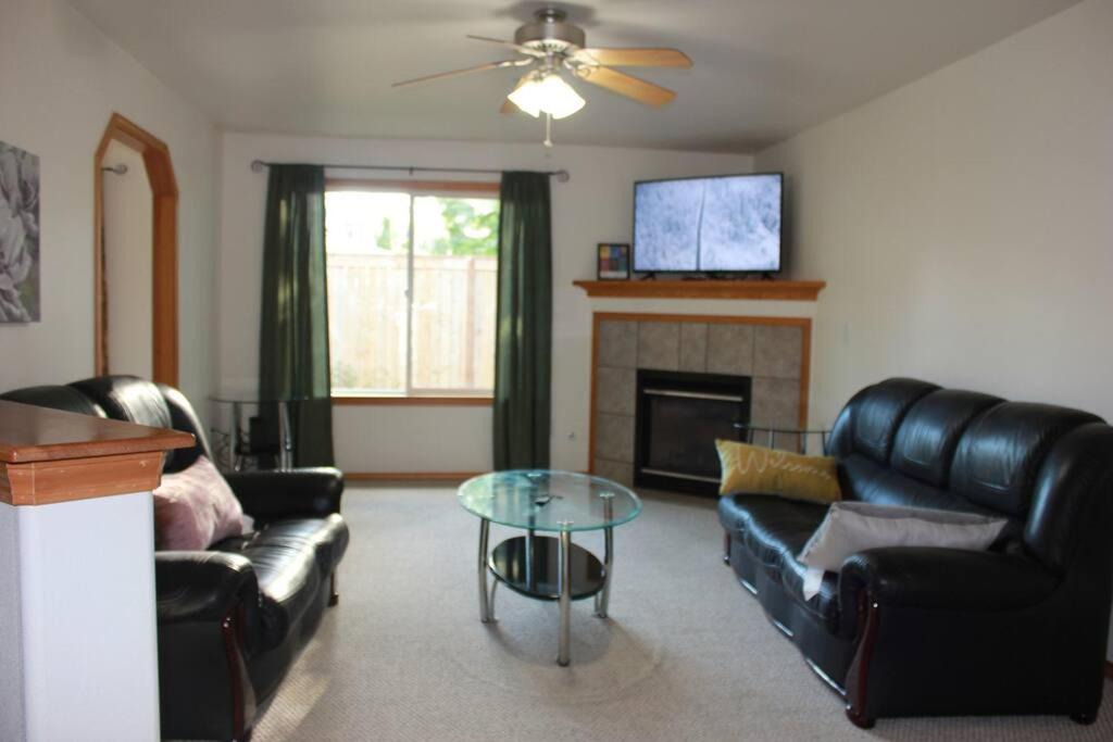 Everett Villa | Beautiful Three-Bedroom Two Bath ground level Home