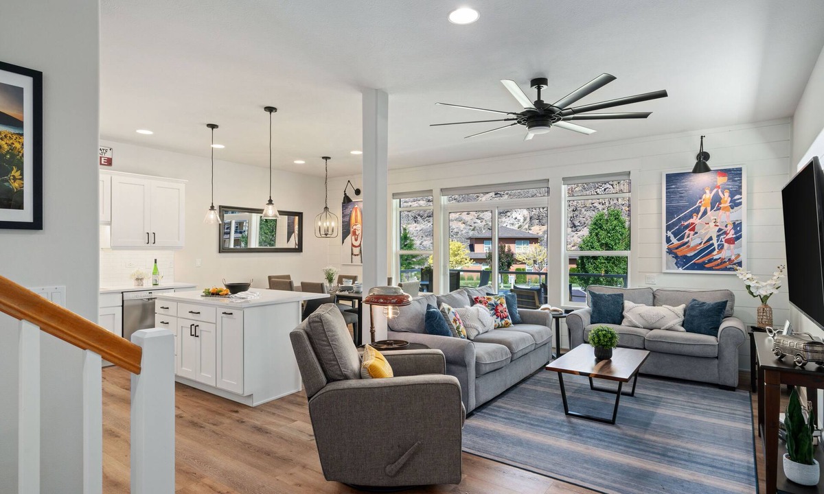 Quincy Condo | Beautifully Updated Crescent Bar Condo FREE GOLF