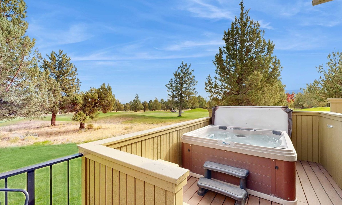 Redmond Ski Chalet | Beautifully updated, golf-course-front chalet with deck, pools, hot tubs & gyms
