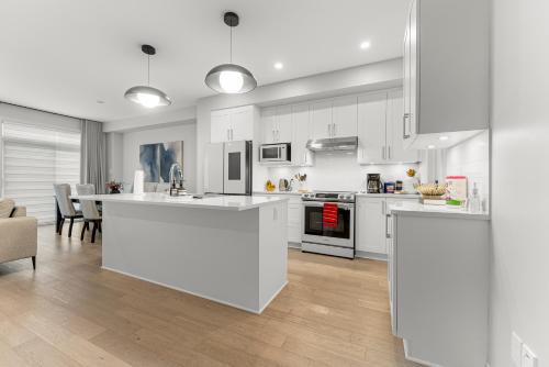 Ottawa Division Apartment | Bliss Modern Luxury 3BED entire townhome PLUS FREE PARKING
