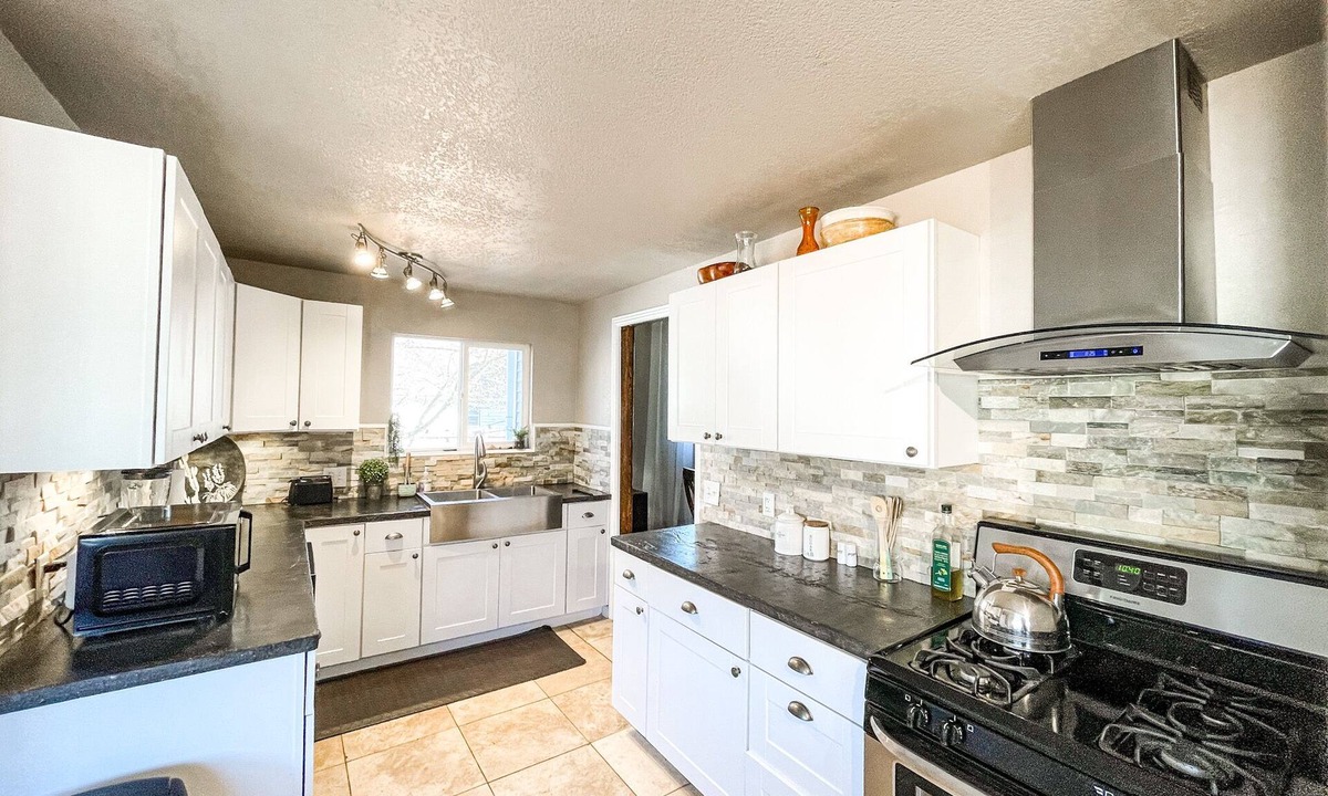 Colorado Springs House | Blue Barn West Side Getaway mins to center, trails