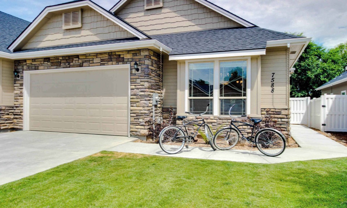 Northwest Boise City House | Boise Townhome Fenced Yard Patio & Fireplace