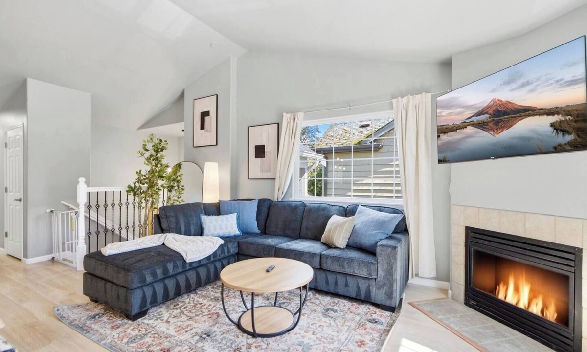 Maple Leaf House | Bright 3BR/2BA Retreat Near UW & Northgate Station