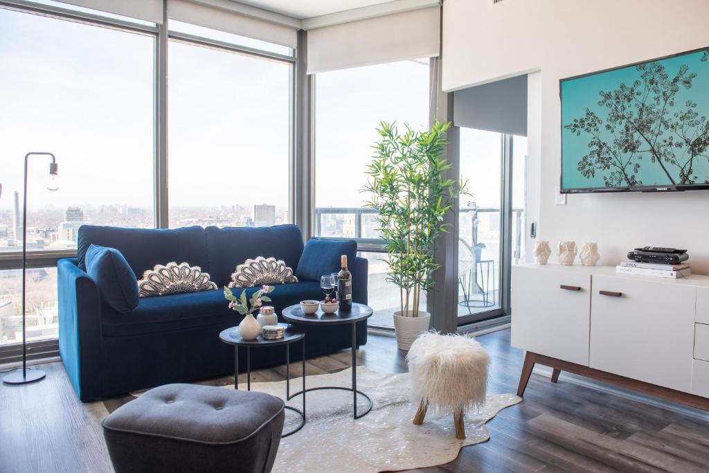Bay Cloverhill Apartment | Bright & Beautiful Downtown Condo