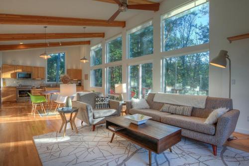 Eastsound House | Bright, Contemporary, Walk to Town, Cafes & Beach