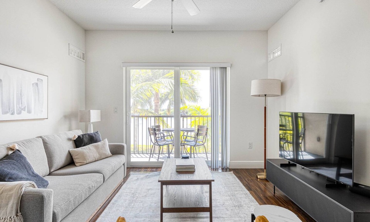 Miramar Apartment | Bright Miramar 2BR w/Gym, Pool & W/D, nr WF, by Blueground